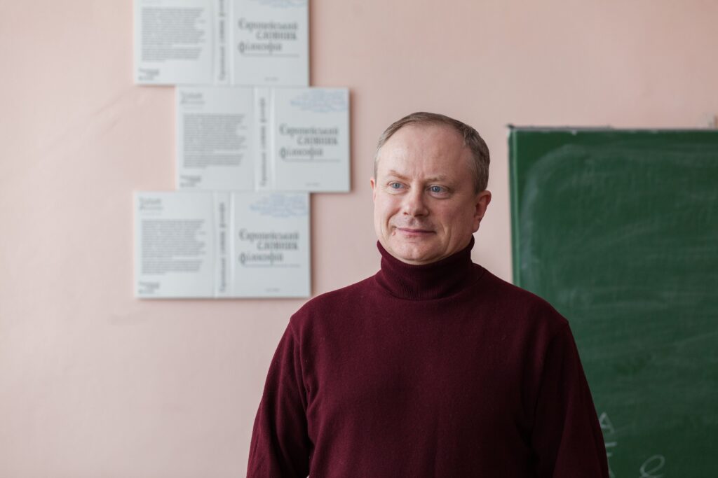 Світ, що «звихнувся» і практична філософія