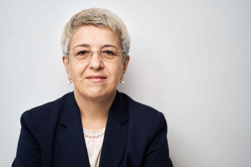 Чи змінює мова запах квітів? Історія як тексти впливають на людей